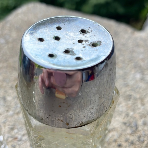 Vintage Anchor Hocking Pressed Glass Crystal Salt and Pepper Shakers - Picture 4 of 4